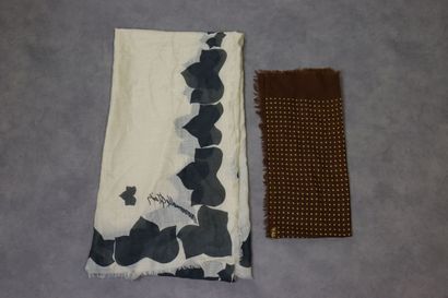 Réunion de deux foulards en coton avec bords...