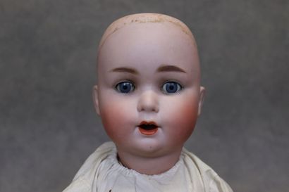 Un bébé avec tête en biscuit et corps en...