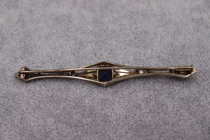 Une broche argent avec un corindon de synthèse...
