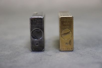 DUPONT. Réunion de deux briquets en métal...