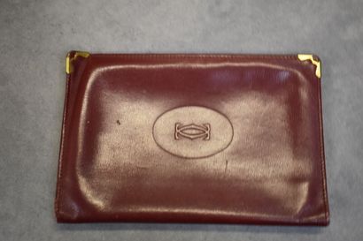CARTIER. Un lot d'accessoires en cuir bordeaux...