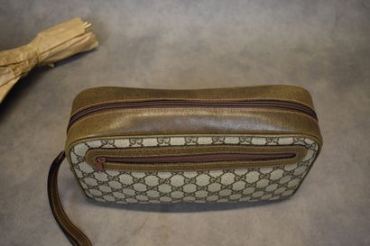 GUCCI. Trousse de toilette en toile enduite...