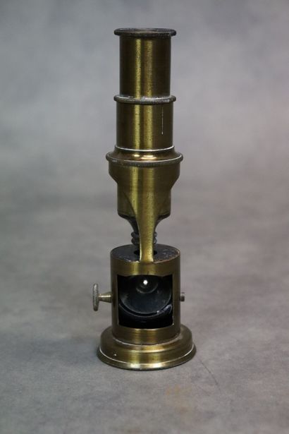 Microscope en laiton. Hauteur: 15cm. En ...