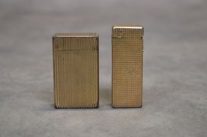 Réunion de deux briquets en métal doré, un...