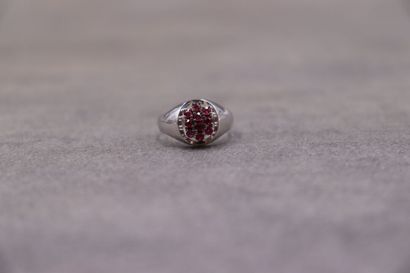 Une bague or gris 750/°° forme chevalière...