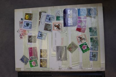 Réunion de 7 albums de timbres comprenant:...
