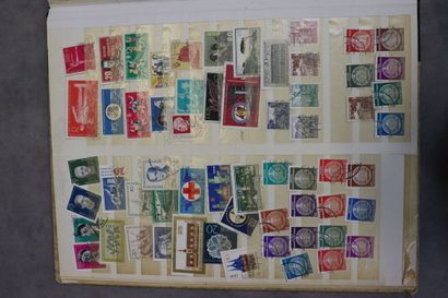 Réunion de 9 albums de timbres tous pays....