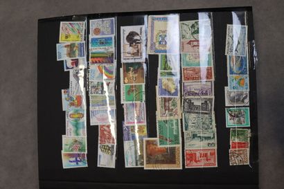 Réunion de 8 albums de timbres tous pays....