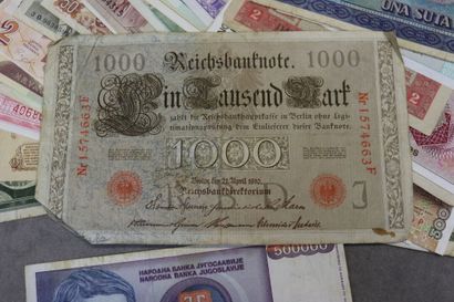 Réunion de cinquante cinq billets étrang...
