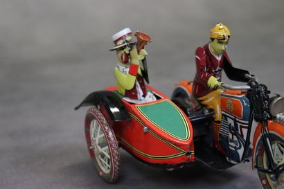 Réunion de deux motos mécaniques en tôle...