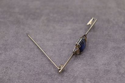 Broche or gris 750/°° avec saphir de synthèse...