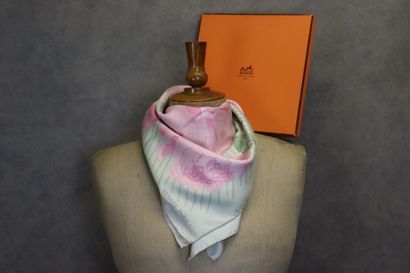 HERMES. Modèle Les pivoines, carré en soie...