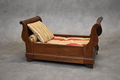 Lit de poupée en bois sculpté avec matelas...