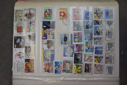 Réunion de 9 albums de timbres tous pays....