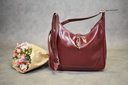 HERMES. Sac Trim en veau box rouge, fermeture...
