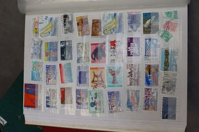 Réunion de 8 albums de timbres tous pays....