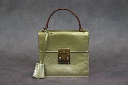 LOUIS VUITTON. Petit sac à main en cuir vernis,...
