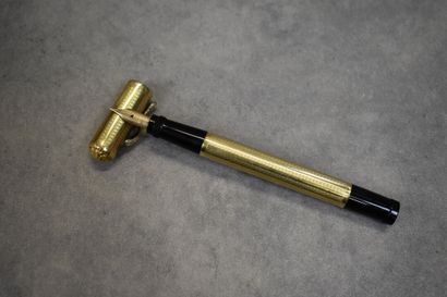 Un stylo plume en plaqué or avec plume r...