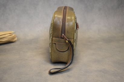 GUCCI. Trousse de toilette en toile enduite...