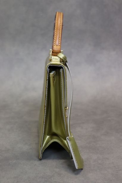 LOUIS VUITTON. Petit sac à main en cuir vernis,...