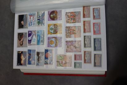 Un classeur de 64 pages comprenant des timbres...