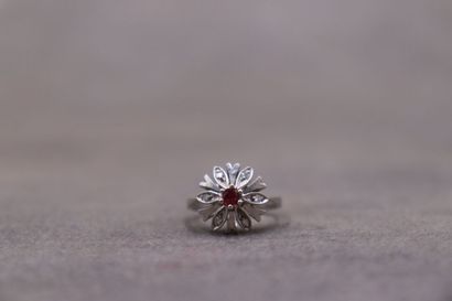 Une bague or gris 585/°° en forme de fleur...