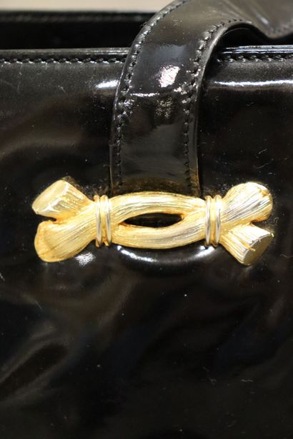 ESCADA. Sac à main en vinyle noir avec bijouterie...