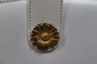 ESCADA. Sac à main en cuir blanc, bijouterie...