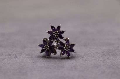 Une bague argent 925/°° motifs fleurs améthystes...