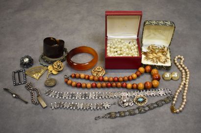 Réunion de bijoux fantaisie dont colliers,...
