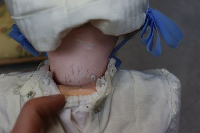 Une poupée avec tête en biscuit et corps...