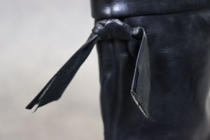 Christian DIOR. Paire de bottes en cuir noir,...