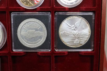 Coffret comprenant 12 monnaies et deux médailles,...