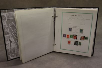 Réunion de cinq albums de timbres France...