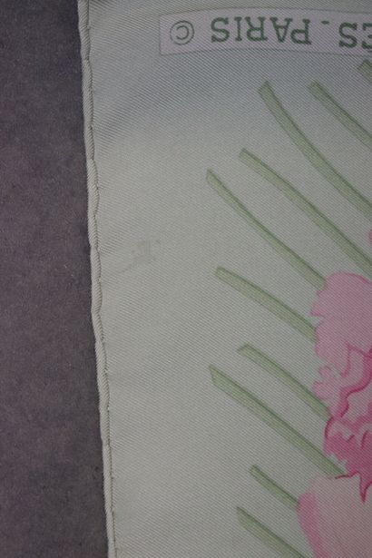 HERMES. Modèle Les pivoines, carré en soie...