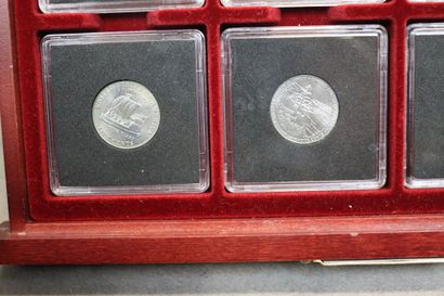 Coffret comprenant 20 pièces dont: 12 one...