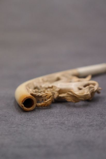 Une pipe en écume de mer représentant cupidon....