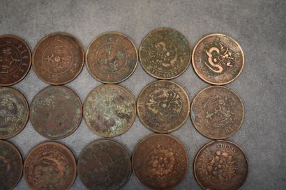 Réunion de trente monnaies de Chine, de 1903...