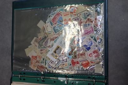 Réunion de trois classeurs de timbres neufs...