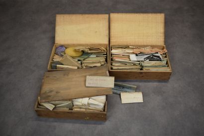 Réunion de trois boîtes de pierres sous plis...