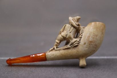 Réunion de deux pipes en écume de mer, à...