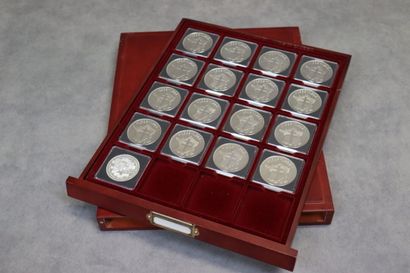 Coffret comprenant 17 monnaies dont 16 commémoratives...