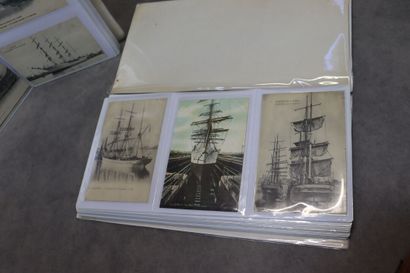 Réunion de deux albums de cartes postales...