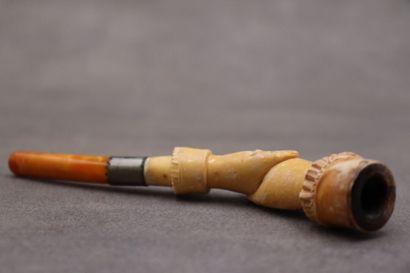 Réunion de d'une pipe et un foyer en écume...