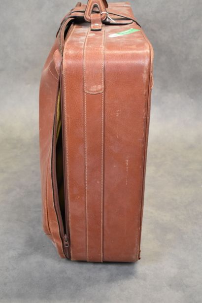 GUCCI. Valise en cuir marron, intérieur tissu...