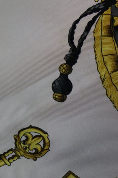 HERMES. Modèle Les clefs, carré en soie design...