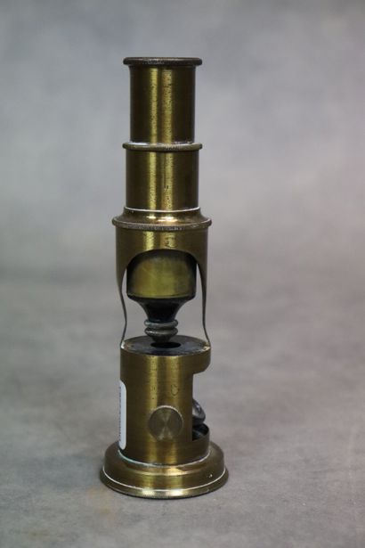 Microscope en laiton. Hauteur: 15cm. En ...