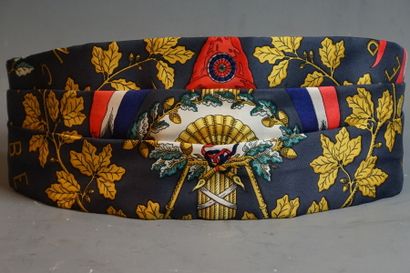 HERMES. Ceinture de smoking en soie imprimée...