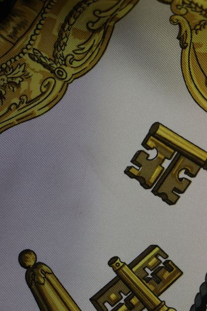 HERMES. Modèle Les clefs, carré en soie design...