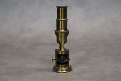 Microscope en laiton. Hauteur: 15cm. En ...